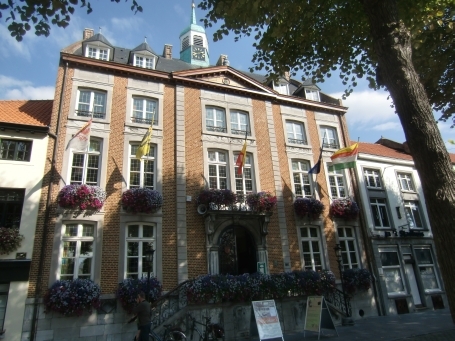 aaseik B : Markt, in dem Stadhuis ( Rathaus ) ist das Verkehrsbüro Tourismus untergebracht.